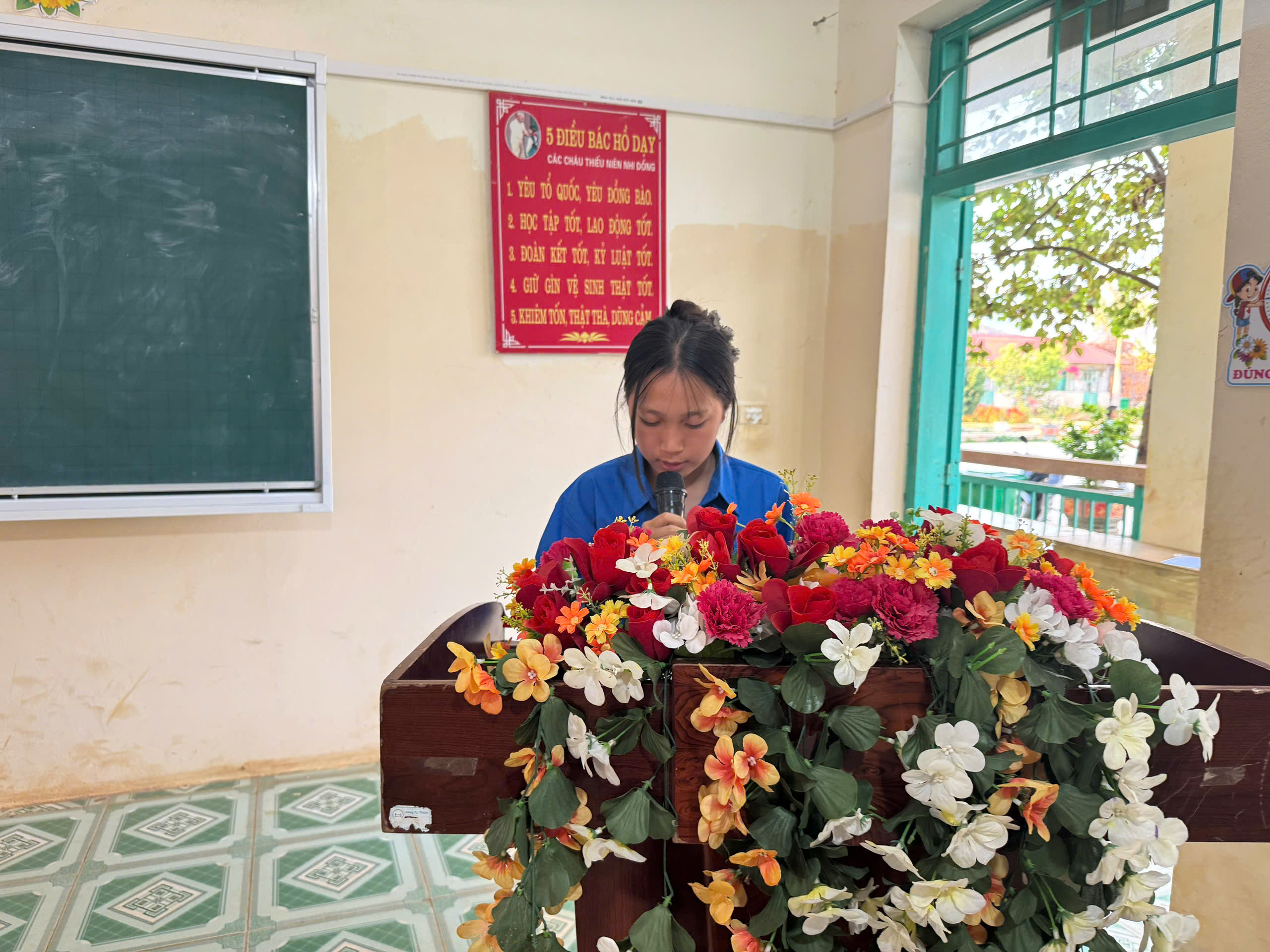 Bạn Vàng Thị Phương đại diện cho đoàn viên mới phát biểu