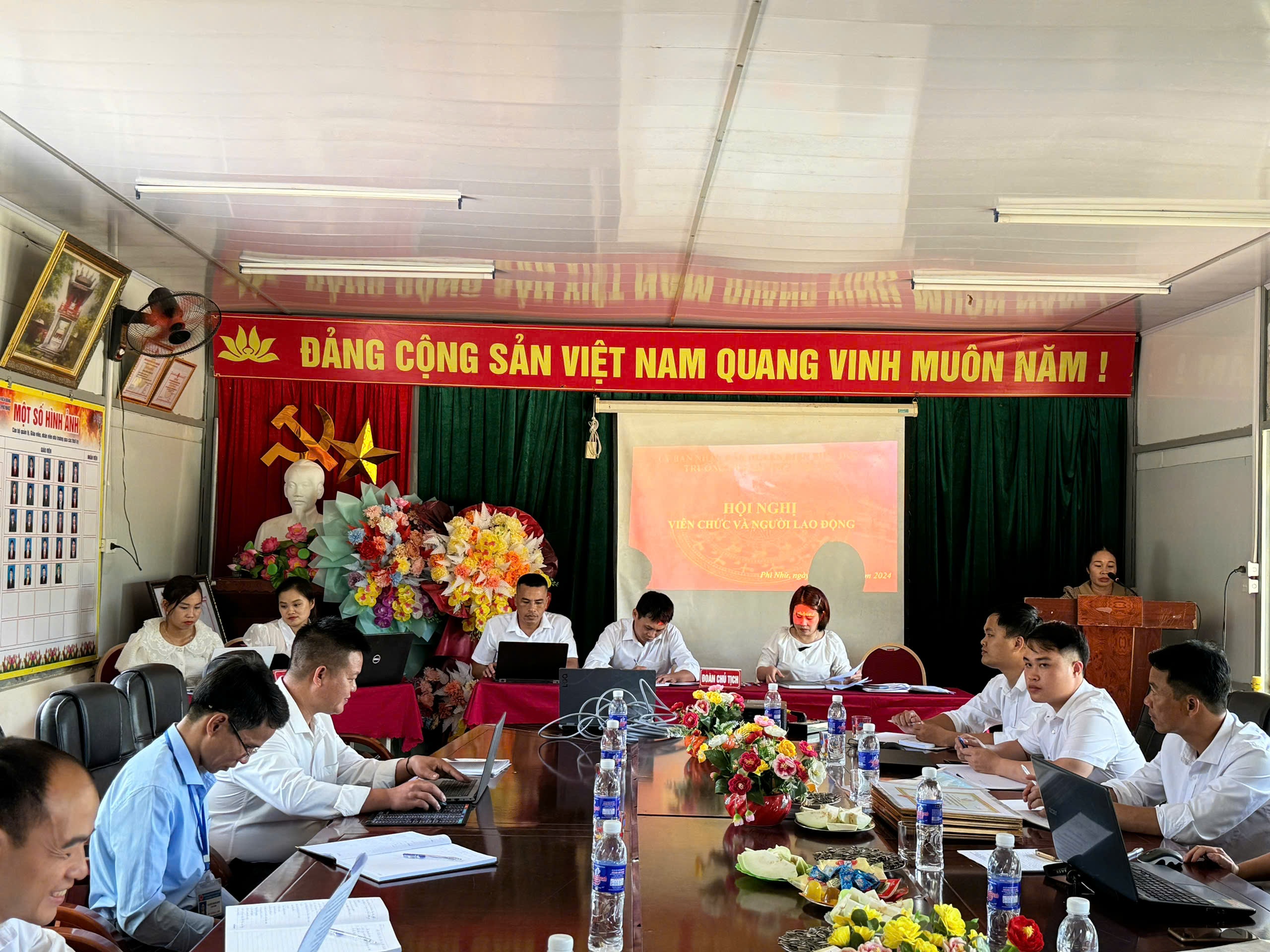 Đ/c Quàng Thị Niên thông qua dự thảo KHGD, QC hoạt động của nhà trường năm học 2025-2026