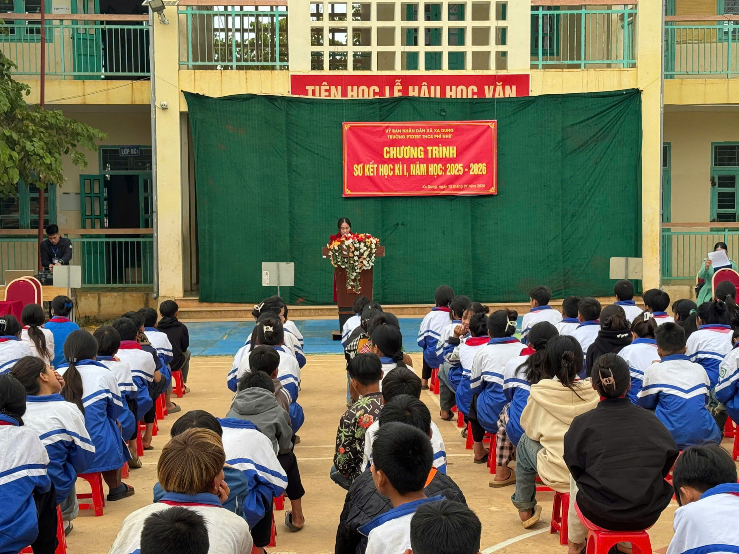 Cô giáo Quàng Thị Niên – Bí thư Chi bộ, Hiệu trưởng nhà trường thông qua báo cáo sơ kết học kì I năm học 2025 – 2026