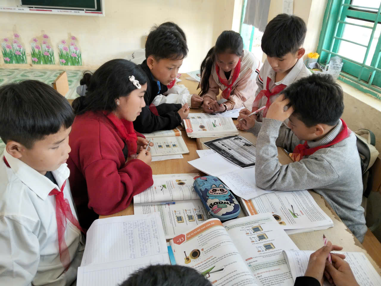 Học sinh hào hứng trao đổi và chia sẻ ý tưởng thông qua hoạt động nhóm